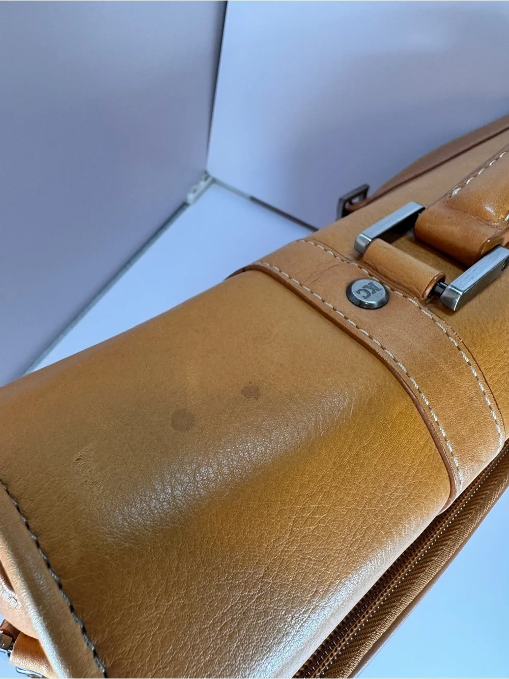 Great condition Kenneth Cole Colombian Leather Messenger Briefcase Portfolio Bag